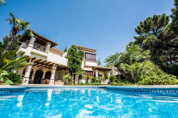 Classic beauty and comfort in a villa in the mountains of La Zagaleta, Benahavis
