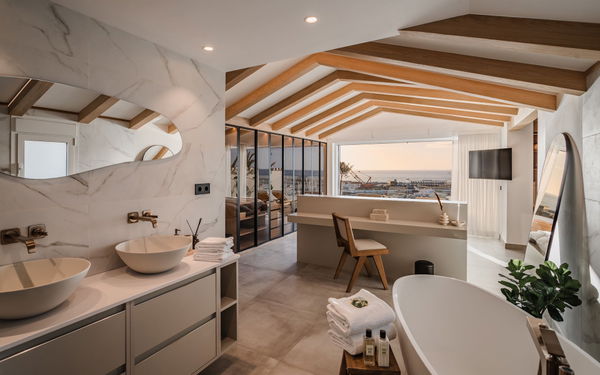 State-of-the-art refurbished duplex penthouse with spectacular panoramic views of Puerto Banús