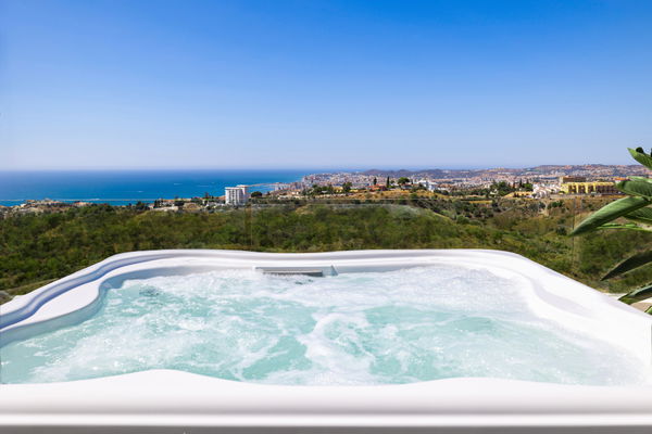 Bright penthouse with sea views in El Higuerón