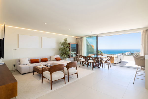 Bright penthouse with sea views in El Higuerón