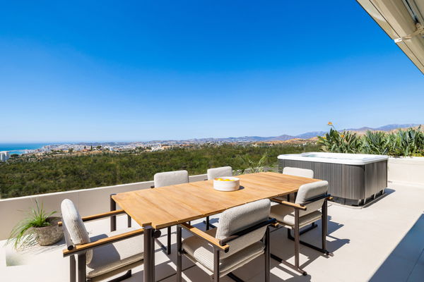 Bright penthouse with sea views in El Higuerón