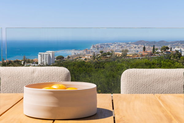 Bright penthouse with sea views in El Higuerón