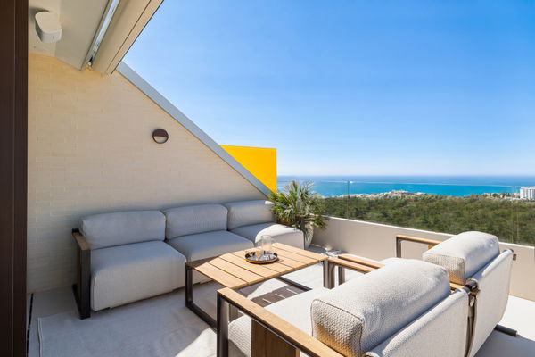 Bright penthouse with sea views in El Higuerón