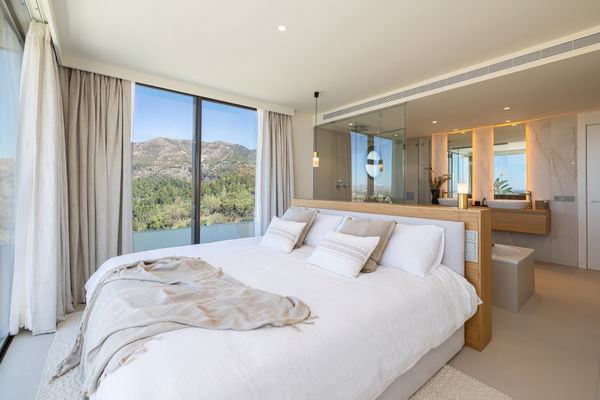 Bright penthouse with sea views in El Higuerón