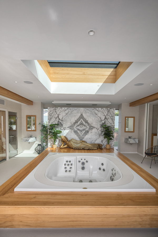 A paradisiacal villa, with all luxury details, on the Mediterranean coast of Estepona