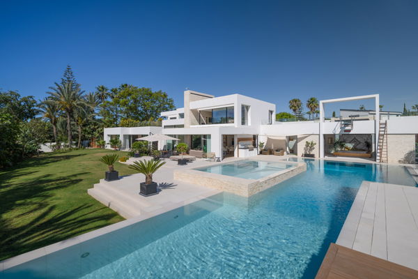 A paradisiacal villa, with all luxury details, on the Mediterranean coast of Estepona