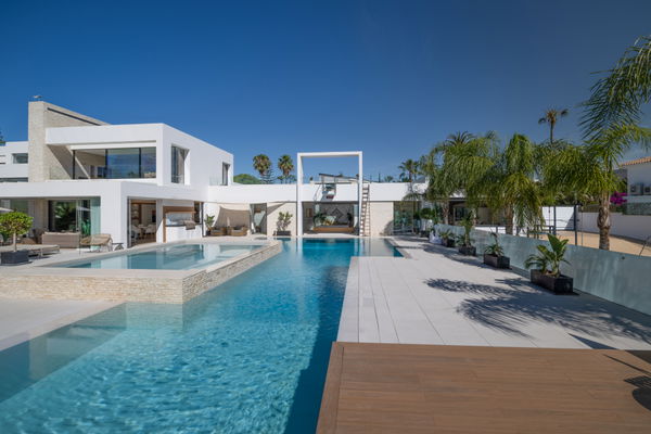 A paradisiacal villa, with all luxury details, on the Mediterranean coast of Estepona