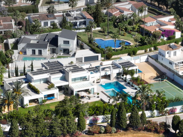 A paradisiacal villa, with all luxury details, on the Mediterranean coast of Estepona