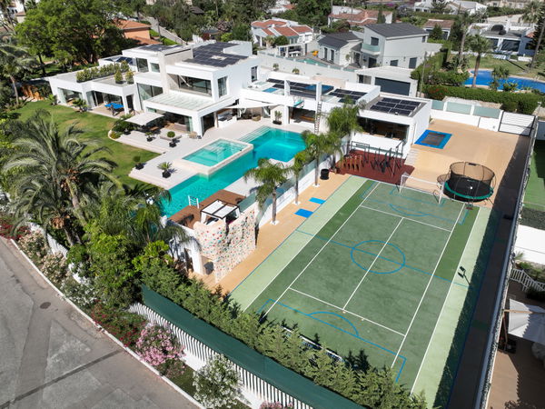 A paradisiacal villa, with all luxury details, on the Mediterranean coast of Estepona