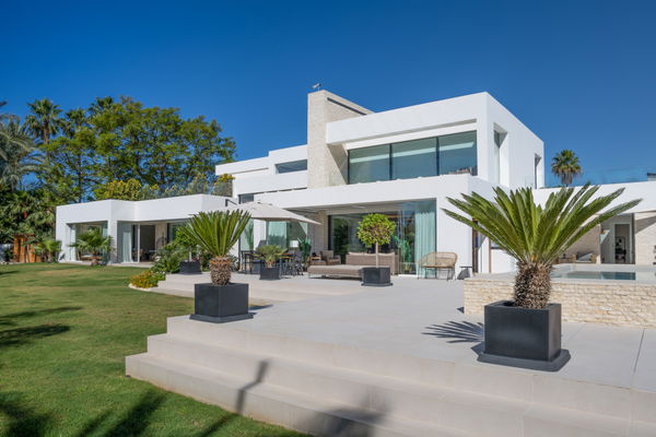 A paradisiacal villa, with all luxury details, on the Mediterranean coast of Estepona