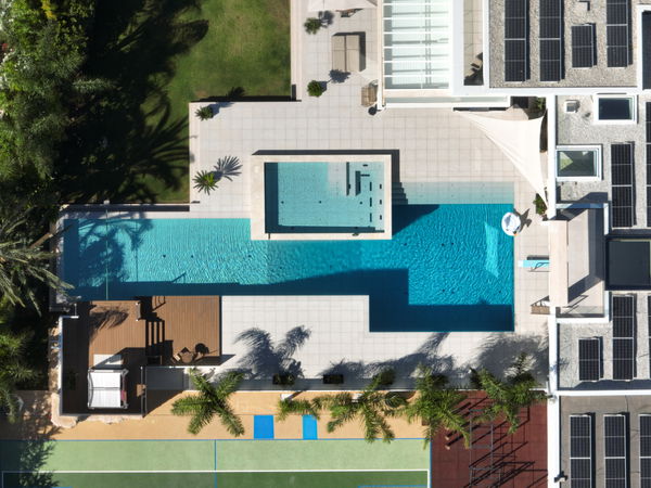 A paradisiacal villa, with all luxury details, on the Mediterranean coast of Estepona