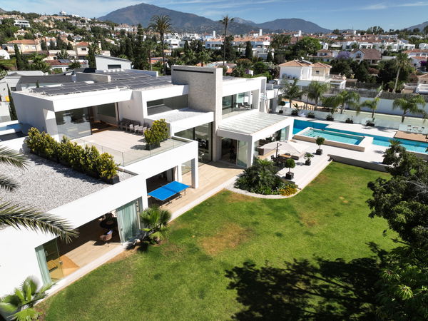A paradisiacal villa, with all luxury details, on the Mediterranean coast of Estepona
