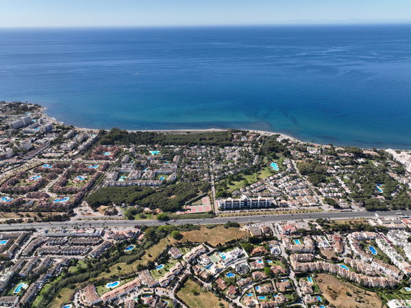 A paradisiacal villa, with all luxury details, on the Mediterranean coast of Estepona