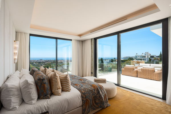 Splendorous Mediterranean style luxury villa with panoramic views in El Herrojo, Benahavís