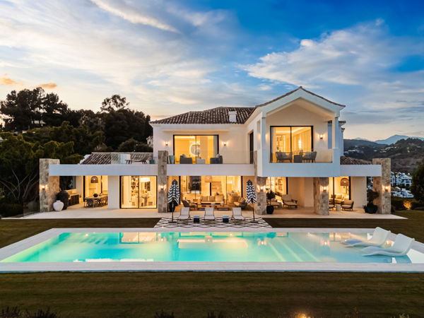 Splendorous Mediterranean style luxury villa with panoramic views in El Herrojo, Benahavís
