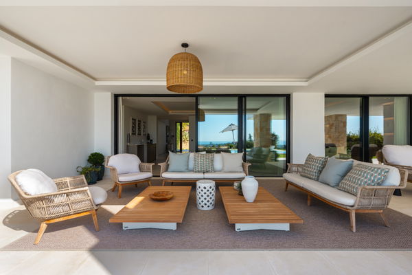 Splendorous Mediterranean style luxury villa with panoramic views in El Herrojo, Benahavís