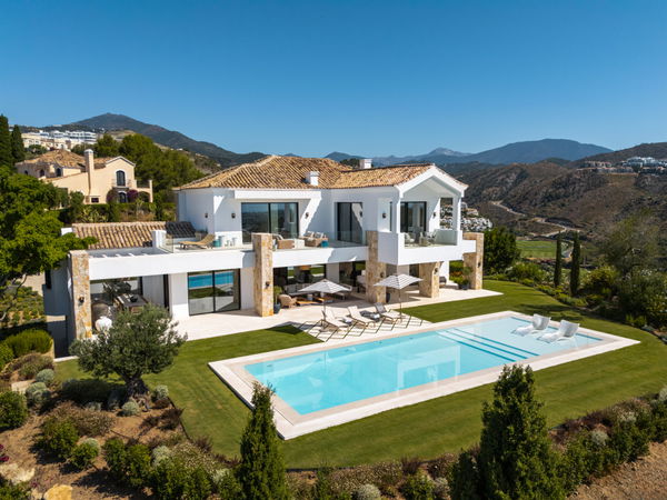 Splendorous Mediterranean style luxury villa with panoramic views in El Herrojo, Benahavís