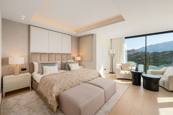 Splendorous Mediterranean style luxury villa with panoramic views in El Herrojo, Benahavís