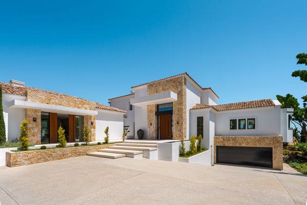Splendorous Mediterranean style luxury villa with panoramic views in El Herrojo, Benahavís