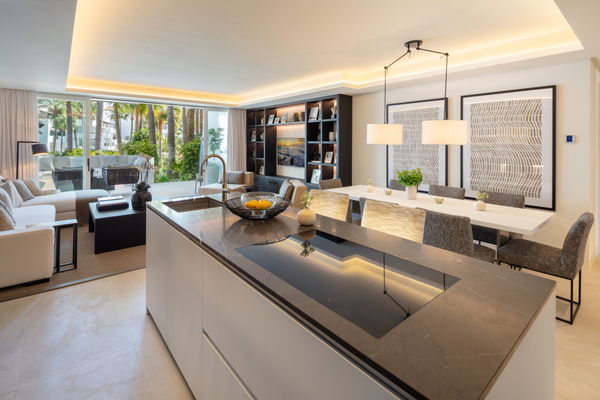 Magnificent Luxury Apartment in the Exclusive Puente Romano Estate, Marbella Golden Mile