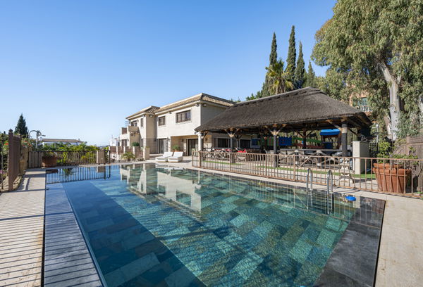 Magnificent large villa with incredible panoramic views located in the prestigious El Herrojo, Benahavis