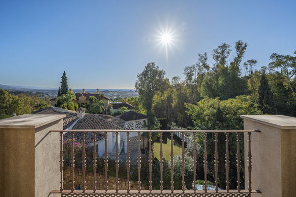 Magnificent large villa with incredible panoramic views located in the prestigious El Herrojo, Benahavis