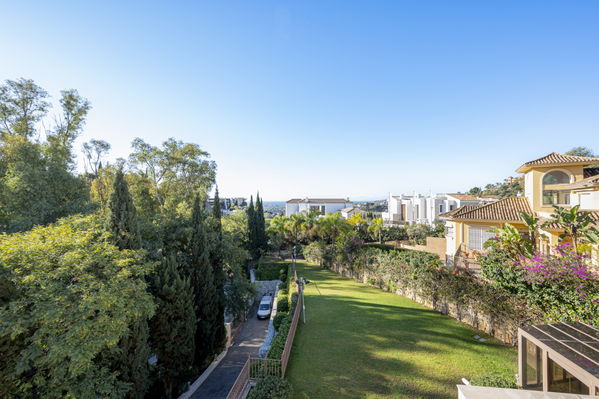 Magnificent large villa with incredible panoramic views located in the prestigious El Herrojo, Benahavis
