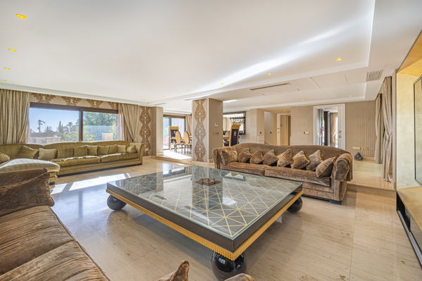 Magnificent large villa with incredible panoramic views located in the prestigious El Herrojo, Benahavis