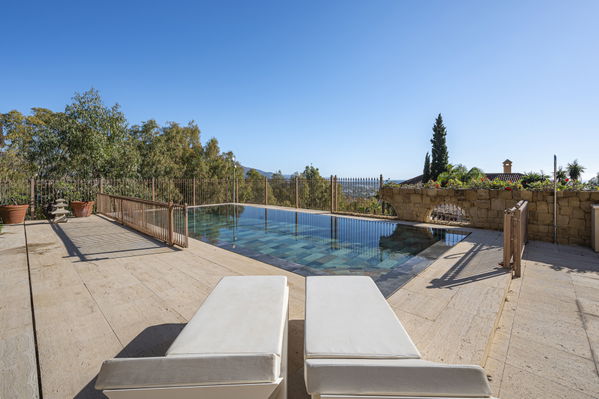 Magnificent large villa with incredible panoramic views located in the prestigious El Herrojo, Benahavis