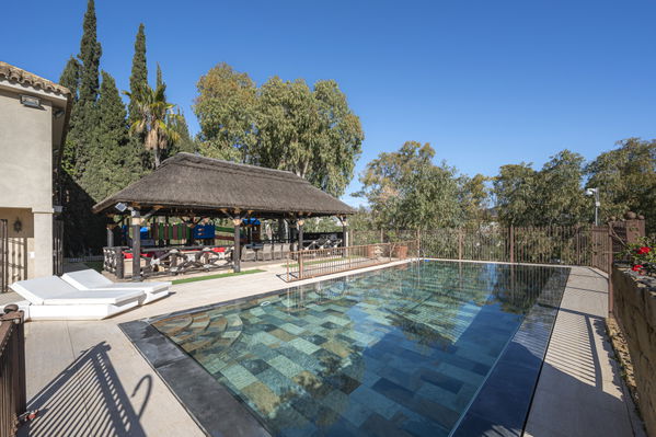 Magnificent large villa with incredible panoramic views located in the prestigious El Herrojo, Benahavis