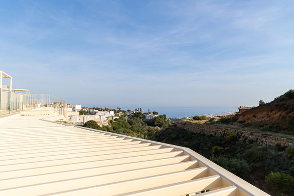 Cozy penthouse with spectacular sea views and immediate delivery