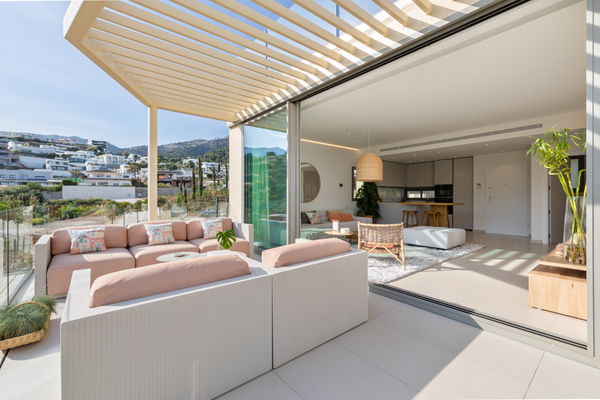 Cozy penthouse with spectacular sea views and immediate delivery