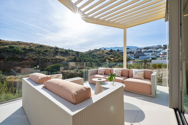 Cozy penthouse with spectacular sea views and immediate delivery