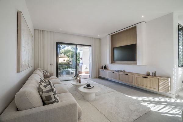 Corner apartment in one of the most sought after communities in Sierra Blanca, close to the Golden Mile, Marbella