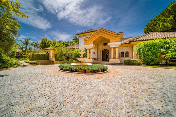 Exceptional large villa beachside, a unique opportunity in Guadalmina Baja, San Pedro de Alcantara