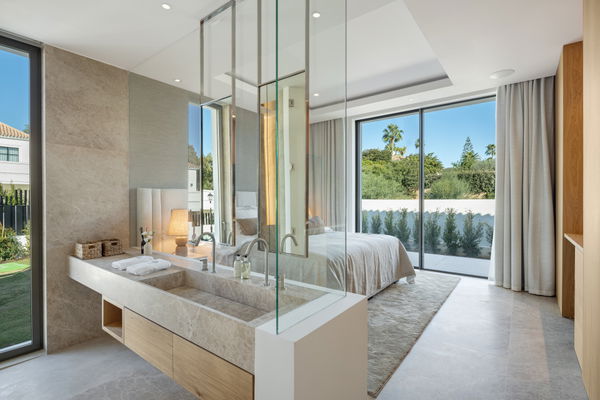Impressive villa in prime frontline golf location in Aloha, Nueva Andalucia