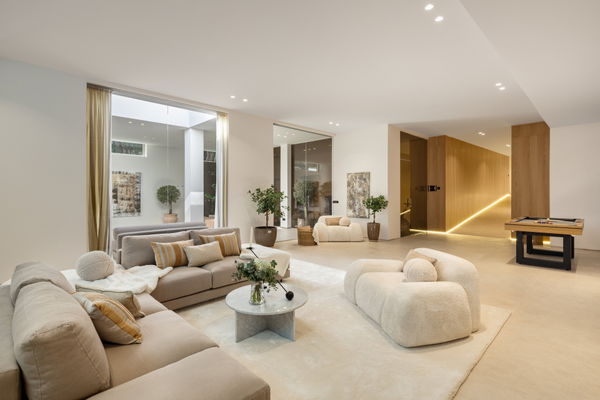 Impressive villa in prime frontline golf location in Aloha, Nueva Andalucia