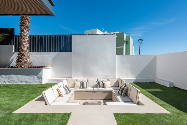 Stunning villa with rooftop solarium and spectacular views in Riviera del Sol