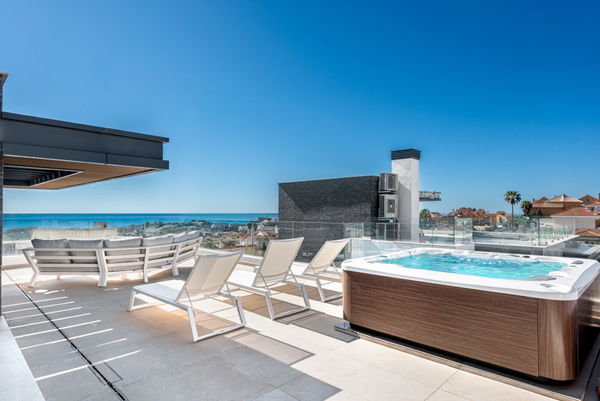 Stunning villa with rooftop solarium and spectacular views in Riviera del Sol
