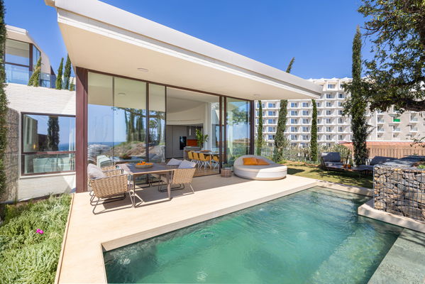 Unique villa in a development with 5-star hotel services and security in El Higuerón, Fuengirola