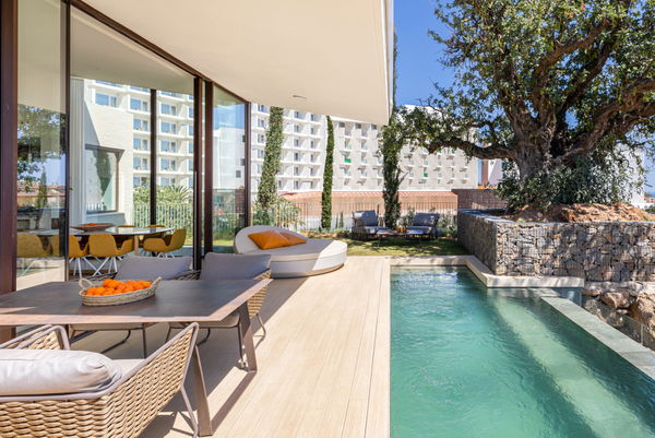 Unique villa in a development with 5-star hotel services and security in El Higuerón, Fuengirola