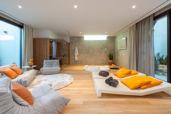 Unique villa in a development with 5-star hotel services and security in El Higuerón, Fuengirola