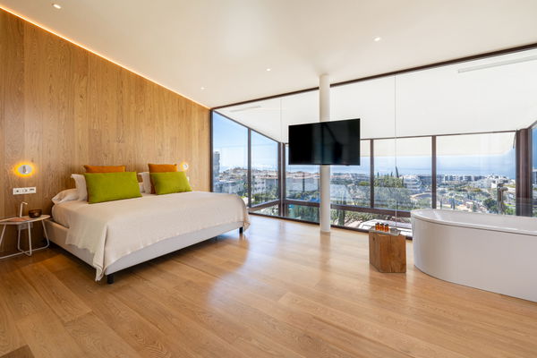 Unique villa in a development with 5-star hotel services and security in El Higuerón, Fuengirola