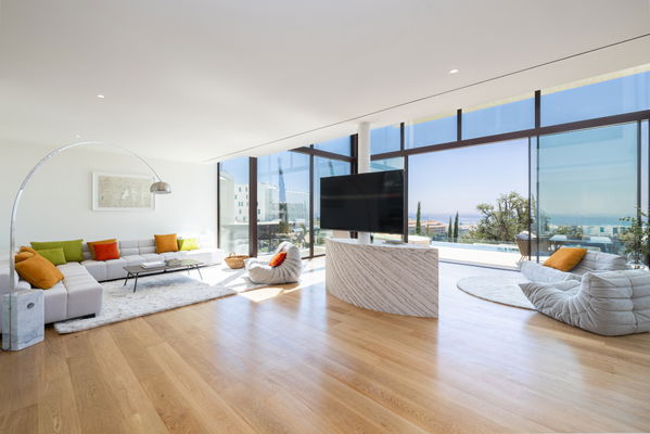 Unique villa in a development with 5-star hotel services and security in El Higuerón, Fuengirola