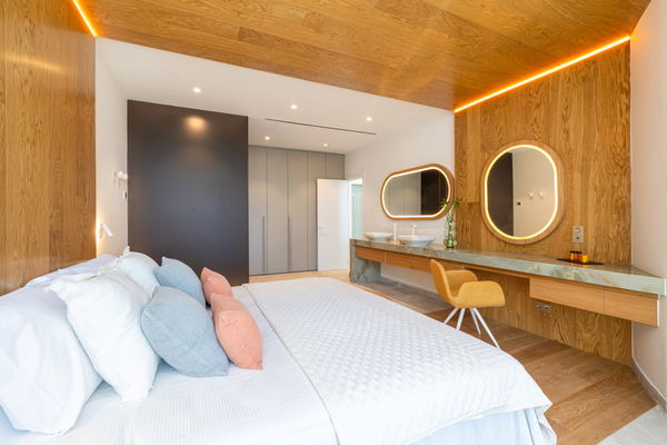 Unique villa in a development with 5-star hotel services and security in El Higuerón, Fuengirola