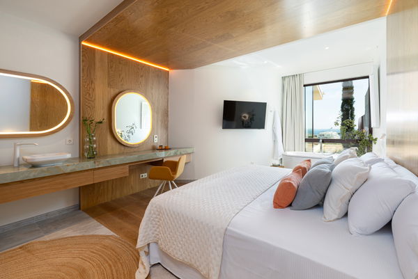 Unique villa in a development with 5-star hotel services and security in El Higuerón, Fuengirola