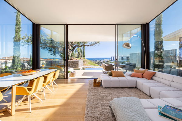 Unique villa in a development with 5-star hotel services and security in El Higuerón, Fuengirola