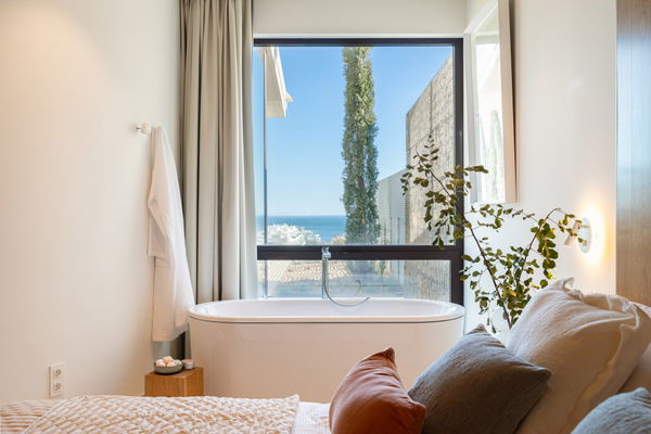 Unique villa in a development with 5-star hotel services and security in El Higuerón, Fuengirola