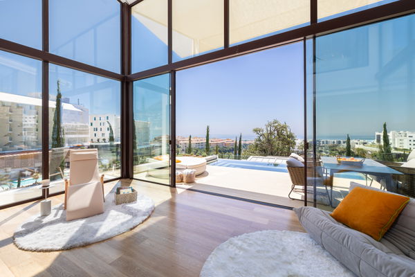 Unique villa in a development with 5-star hotel services and security in El Higuerón, Fuengirola