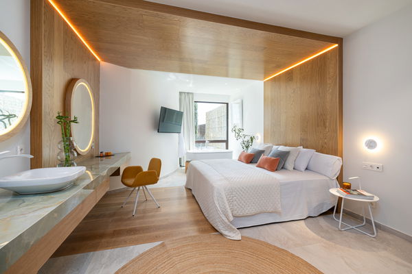 Unique villa in a development with 5-star hotel services and security in El Higuerón, Fuengirola
